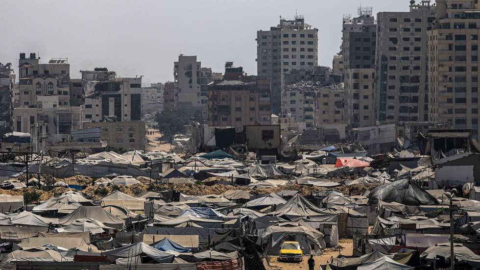 epa12268879 A view of tents of internally displaced Palestinians, who fled from the east of Gaza City and the northern Gaza Strip, in the west of Gaza City, 28 July 2025. More than 130 Palestinians, the majority of whom children, have died of malnutrition in the Gaza Strip, the Palestinian Ministry of Health said on 27 July.  EPA/MOHAMMED SABER