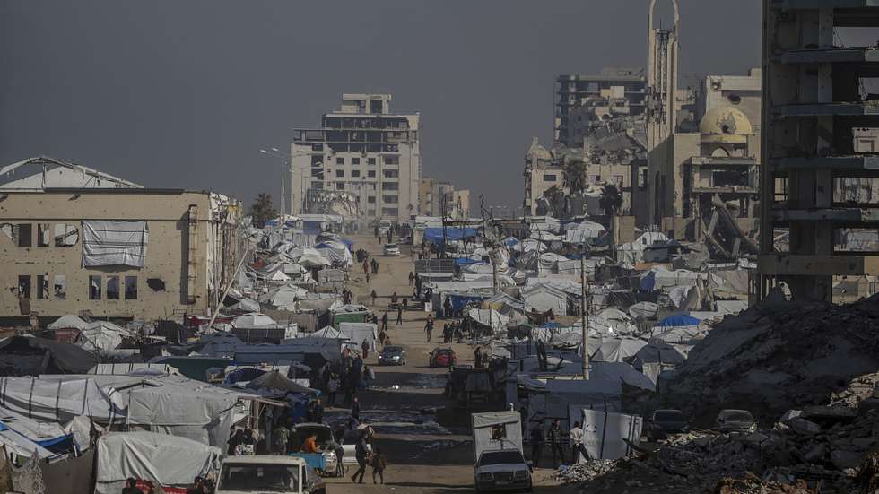 epa12632568 Internally displaced Palestinians move between the ruins of destroyed buildings at Al Rashid road in the west of Gaza City on, 06 January 2026, amid a ceasefire between Israel and Hamas. Around 1.9 million people in Gaza, nearly 90 percent of the population, have been displaced since the Israel-Hamas conflict began in October 2023, according to the UN.  EPA/MOHAMMED SABER