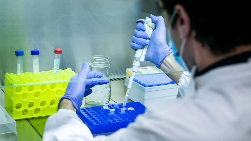 O investigador da unidade de bioinformática do Instituto Nacional de Saúde Ricardo Jorge (INSA), Vítor Borges, procede à análise de uma amostra, em Lisboa, 24 de abril de 2020. Há dois meses que o Instituto Ricardo Jorge trabalha noite e dia para responder aos pedidos de análises de amostras suspeitas da covid-19, havendo dias que chega a fazer 800 testes num total de mais de 320 mil realizados. (ACOMPANHA TEXTO DO DIA 29 DE ABRIL DE 2020). JOSÉ SENA GOULÃO/LUSA