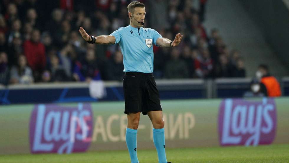 epa09829813 Italian referee Davide Massa gestures during the UEFA Champions League round of 16, second leg soccer match between Lille OSC (LOSC) and Chelsea FC in Villeneuve d'Ascq, near Lille, France, 16 March 2022.  EPA/Yoan Valat