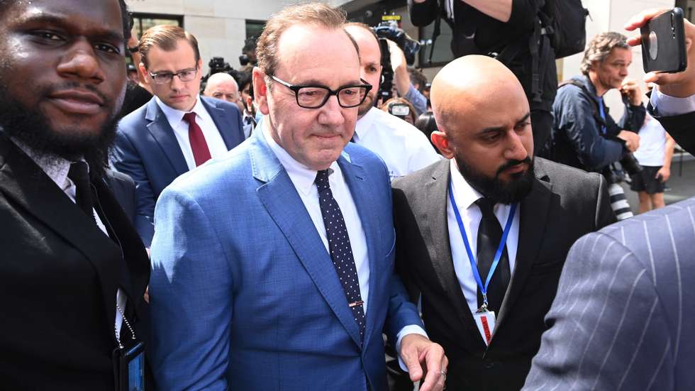 epaselect epa10015714 US actor Kevin Spacey (C) departs Westminster Magistrates Court in London, Britain, 16 June 2022. Spacey has been charged with four counts of sexual assault against three men.  EPA/NEIL HALL