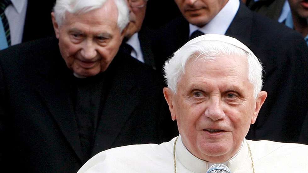 epa08519965 (FILE) - Pope Benedict XVI (R), with his brother Georg Ratzinger (L), talks to faithfull as he arrivesin Oies for the visit at the home the missionary St Giuseppe Freinademetz, northern Italy, 05 August 2008 (reissued 01 July 2020). According to media reports citing sources in the Regensburg diocese, Georg Ratzinger has died aged 94 in Regensburg on 01 July 2020.  EPA/ANDREA SOLERO / POOL *** Local Caption *** 56160408