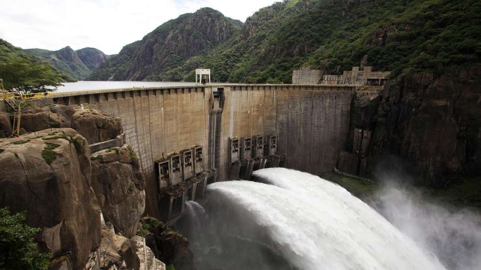 epa03178646 File picture dated 4 march 2010 of the Cahora Bassa Dam, Mozambique. Portuguese Prime Minister, Pedro Passos Coelho and Mozambique President, Armando Guebuza signed an agreement in Maputo, Mozambique, 09 april 2012, by which Portugal has agreed to give up its remaining stake in the giant hydroelectric dam in Mozambique, ending a long-running dispute between both countries.  EPA/ANDRE KOSTERS