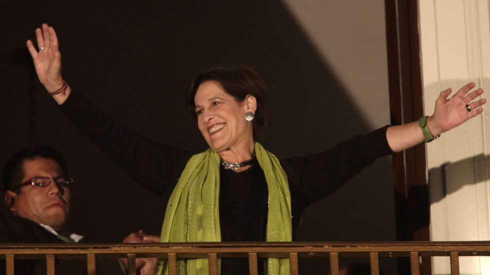 epa02372947 Peruvian leftist candidate to be Mayor of Lima, Susana Villaran, from the Social Force party waves to her followers in Lima, Peru, 03 October 2010. According to the Ipsos survey, Villaran would get 39,4 percent of the votes followed by candidate Lourdes Flores, of the National Union Party, that would get 37,1 percent of the votes in the Peruvian capital. EPA/Paolo Aguilar  EPA/PAOLO AGUILAR