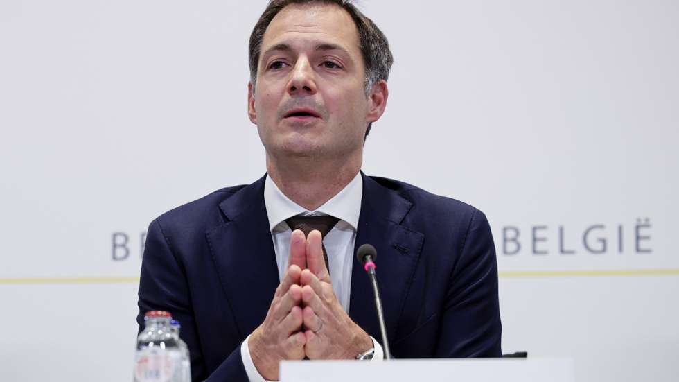 epa08847070 Belgium Prime Minister Alexander De Croo during a news conference following a Consultative Committee meeting on the coronavirus COVID-19 in Brussels, Belgium, 27 November 2020. Belgium's Prime Minister De Croo announced non-essential shops can re-open from 01 December. Cafes and restaurants will have to stay closed until 01 February 2021.  EPA/Olivier Matthys / POOL