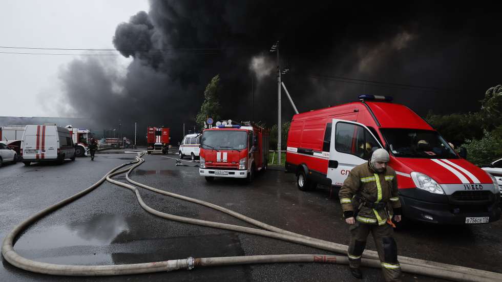 epaselect epa13186009 Smoke rises from a fire at a burning Logistic centre in Kolpino, outside St. Petersburg, Russia, 23 August 2026. A major fire broke out in the Izhora industrial zone in a warehouse building measuring 680 by 120 meters, covering an area of ​​82,000 square meters, the Russian Ministry of Emergency Situations press service reported.  EPA/STRINGER