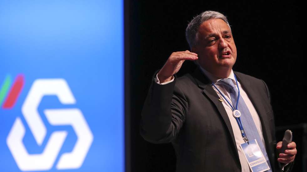 Paulo Moita Macedo, presidente da Comissão Executiva da Caixa Geral de Depósitos, discursa durante o  Encontro Fora da Caixa  organizado por este banco, Porto, 22 de junho de 2021. O Banco Europeu de Investimento e a Caixa Geral de Depósitos assinam um contrato para apoiar as necessidades de liquidez e investimento em apoios para médias e grandes empresas, bem como para o setor público e outras entidades, nomeadamente no setor da saúde, afetadas pela crise económica provocada pela pandemia. JOSÉ COELHO/LUSA