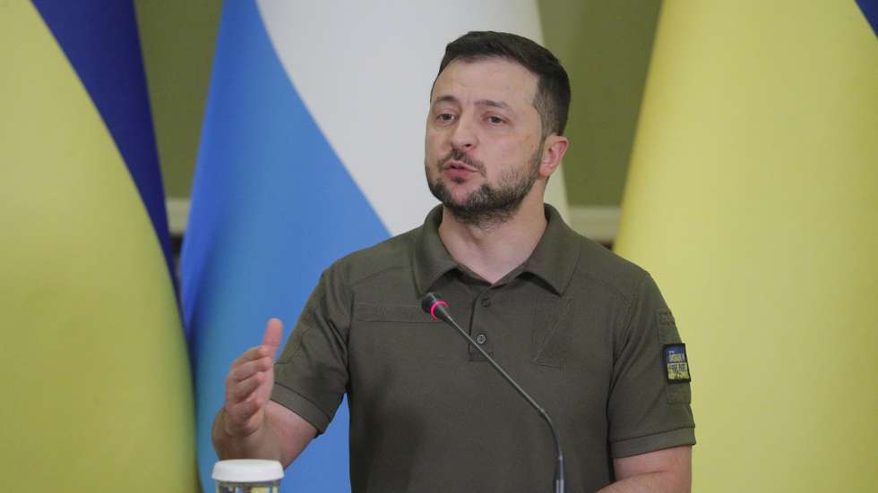 epa10025800 Ukrainian President Volodymyr Zelensky  attends his joint press conference with Prime Minister of Luxembourg Xavier Bettel after their meeting in Kyiv, Ukraine, 21 June 2022. Xavier Bettel arrived to Kyiv and met with President Zelensky and top Ukrainian officials, at a time when the country is pushing for EU membership.  EPA/SERGEY DOLZHENKO