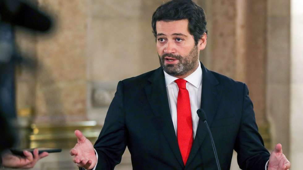 O presidente do partido Chega, André Ventura, fala aos jornalistas sobre a coligação nos Açores, na Assembleia da República, em Lisboa, 06 de novembro de 2020. O partido Chega anunciou hoje que “vai viabilizar o governo de direita nos Açores”, após ter chegado a um acordo com o PSD em “vários assuntos fundamentais” para a Região Autónoma e para o país. MANUEL DE ALMEIDA/LUSA