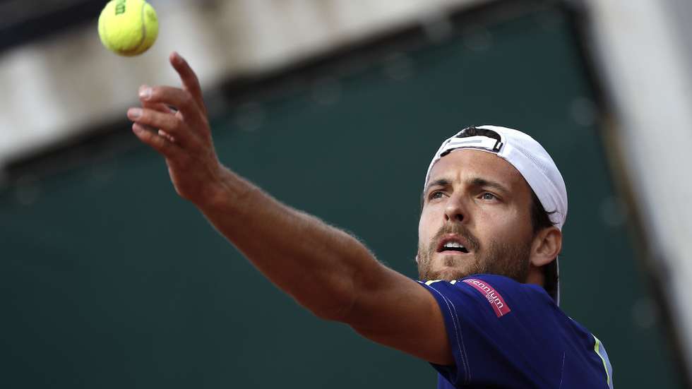 epa09971397 Joao Sousa of Portugal plays Chun-Hsin Tseng of Taiwan in their men’s first round match during the French Open tennis tournament at Roland ​Garros in Paris, France, 24 May 2022.  EPA/CHRISTOPHE PETIT TESSON