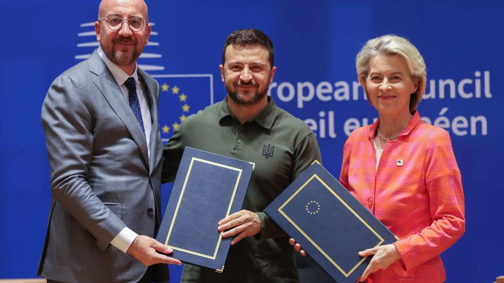 epa11727513 (FILE) - European Council President Charles Michel (L), Ukraine's President Volodymyr Zelensky (C), and the European Commission President Ursula von der Leyen (R) take part at a signature ceremony of security agreement with the EU, during European Council in Brussels, Belgium, 27 June 2024 (reissued 18 November 2024). Ukrainian President Zelensky is expected to address the European Parliament (EP) from Kyiv on 19 November 2024, in an extraordinary plenary session marking 1,000 days of Russia's full-scale invasion of Ukraine, which began on 24 February 2022.  EPA/OLIVIER HOSLET / POOL