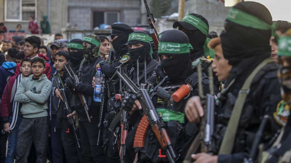 epa11874887 Fighters of the Al-Qassam Brigades, the military wing of Hamas, hold their weapons as they attend the funeral of late Hamas military commander Ghazi Abu Tamaa, head of Hamas' Administrative and Combat Support Staff, in Deir al-Balah refugee camp, southern Gaza Strip, 04 February 2025. Israel and Hamas implemented the first phase of a hostage release and ceasefire deal on 19 January 2025.  EPA/MOHAMMED SABER