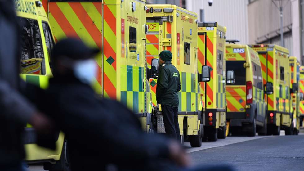 epa08922685 Ambulances outside a hospital in London, Britain, 06 January 2021. Britain's national health service (NHS) is coming under sever pressure as Covid-19 hospital admissions continue to rise across the UK.  EPA/ANDY RAIN