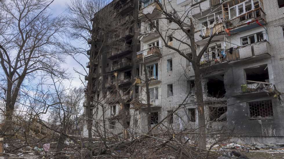 epa09855168 A destroyed building is seen after shelling in Chernihiv, Ukraine, 27 March 2022 (made available on 28 March 2022). Residential buildings and civilian infrastructure has been hit by Russian airstrikes. On 24 February, Russian troops had entered Ukrainian territory in what the Russian president declared a 'special military operation', resulting in fighting and destruction in the country, a huge flow of refugees, and multiple sanctions against Russia.  EPA/NATALIIA DUBROVSKA