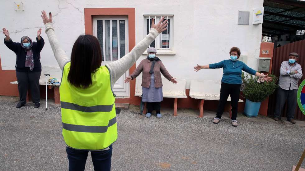 Exercícios de ginástica no programa 'Conversas à Janela' da Câmara Municipal do Bombarral, inserido no programa 'Lado a Lado', que abrange diversas ações de apoio à população sénior, uma iniciativa que tem por finalidade combater a solidão e isolamento social  durante o período de confinamento obrigatório nacional, no Bombarral, 17 de fevereiro 2021. (ACOMPANHA TEXTO DA LUSA DO DIA 20 DE FEVEREIRO DE 2021). MANUEL DE ALMEIDA/LUSA