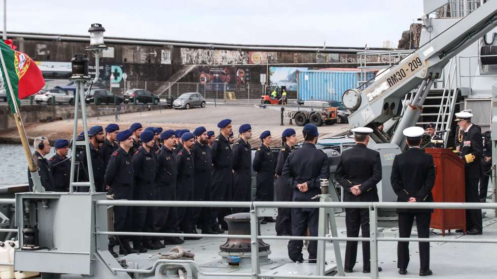 O chefe do Estado-Maior da Armada, Henrique Gouveia e Melo (D), intervém durante a visita ao navio Mondego, no porto do Funchal, no Funchal, ilha da Madeira, 16 de março de 2023. O NRP Mondego não cumpriu uma missão de acompanhamento de um navio russo a norte da ilha de Porto Santo, na Madeira, após 13 militares terem recusado, no sábado, dia 10 de março, embarcar por razões de segurança. HOMEM DE GOUVEIA/LUSA