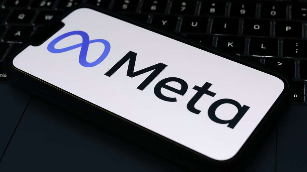 epa13026205 The Meta logo is displayed on a mobile phone in Liverpool, Britain, 09 June 2026. Leading AI (artificial intelligence) and technology companies Anthropic, OpenAI, and SpaceX are preparing to go public this year at an estimated combined valuation of around four trillion dollars (approximately 3.44 trillion euros).  EPA/ADAM VAUGHAN