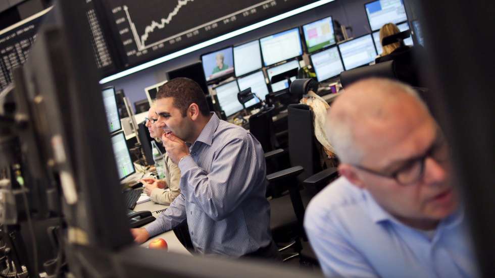 Em Portugal, depois de ter aberto em baixa, a bolsa de Lisboa mantinha a tendência e, cerca das 08h45, o principal índice, o PSI20, recuava 1,40%, para 5.172,05 pontos.