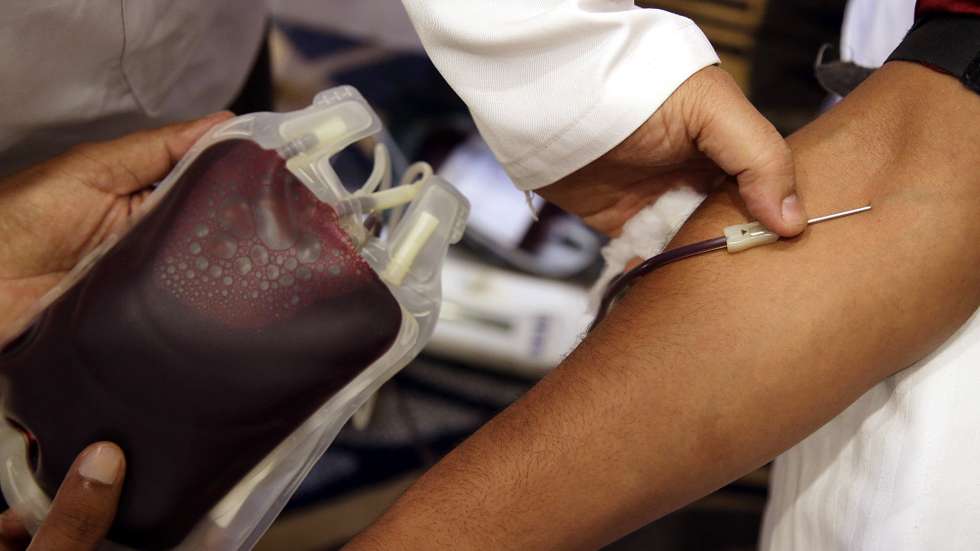 epa06027608 An Indian volunteer donates blood at a blood donation camp in Jammu, the winter capital of Kashmir, India, 14 June 2017. Dozens of Indian celebrated World Blood Donor Day by voluntarily donating their blood as The International Society of Blood Transfusion' has been selected the June 14 as 'World Blood Donor Day'.  EPA/JAIPAL SINGH