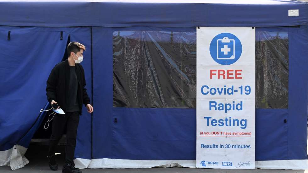 epa09855878 A Covid-19 testing centre in London, Britain  28 March 2022. The UK government is set to end Covid-19 testing 01 April, even though Covid cases remain high and are increasing.  EPA/ANDY RAIN