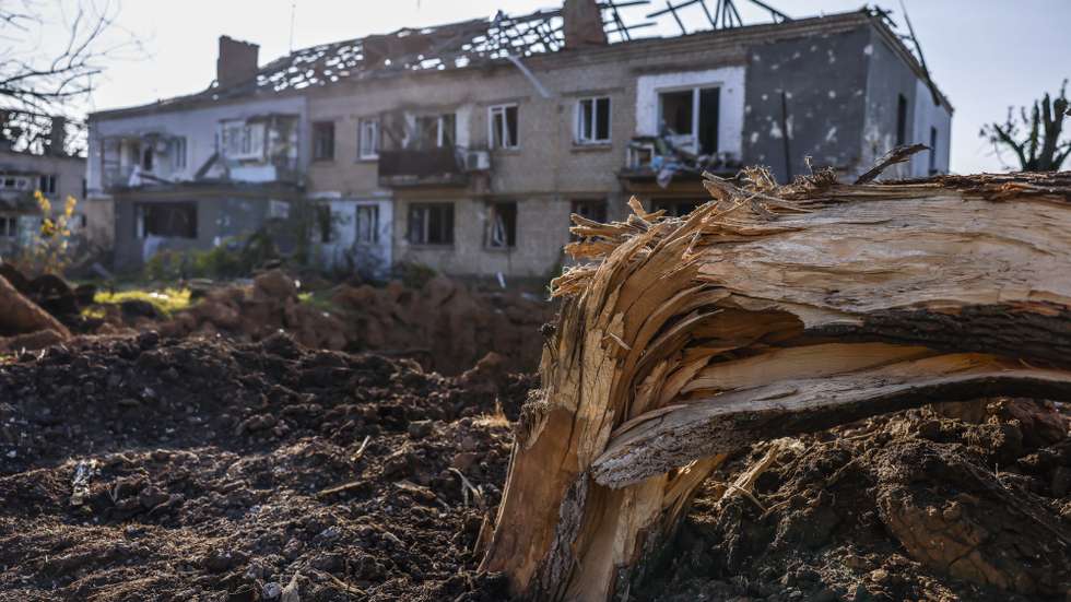 epa10287798 A rocket crater in front of a residential building in close proximity to the frontline, in the northern Kherson region, Ukraine, 05 November 2022. The city of Kherson on the Black Sea coast was seized by Russia in the first month after its invasion of Ukraine on 24 February. Now it appears that Russia might be about to give up at least part of it as it prepares defensive lines for the winter.  EPA/HANNIBAL HANSCHKE