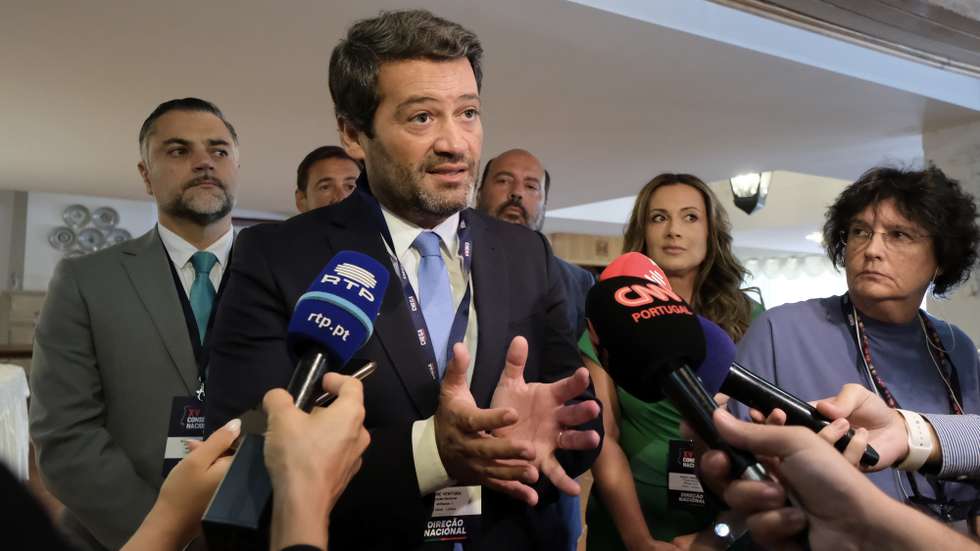 O presidente do CHEGA, André Ventura, fala aos jornalistas no início do 15.º conselho nacional do partido, em Vendas de Azeitão, Setúbal, 30 de julho de 2023. RUI MINDERICO/LUSA