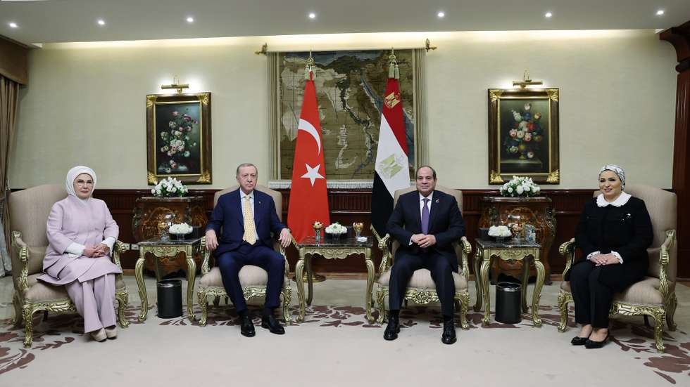 epa11152143 A handout photo made available by the Turkish President's Press Office shows Egyptian President Abdel Fattah al-Sisi (C-R), his wife Entissar Amer (R), Turkish President Recep Tayyip Erdogan (C-L) and his wife Emine Erdogan (L), posing for a photograph during their meeting in Cairo, Egypt, 14 February 2024. The Turkish president has made his first visit to Egypt in more than a decade.  EPA/TURKISH PRESIDENTIAL PRESS OFFICE HANDOUT  HANDOUT EDITORIAL USE ONLY/NO SALES HANDOUT EDITORIAL USE ONLY/NO SALES