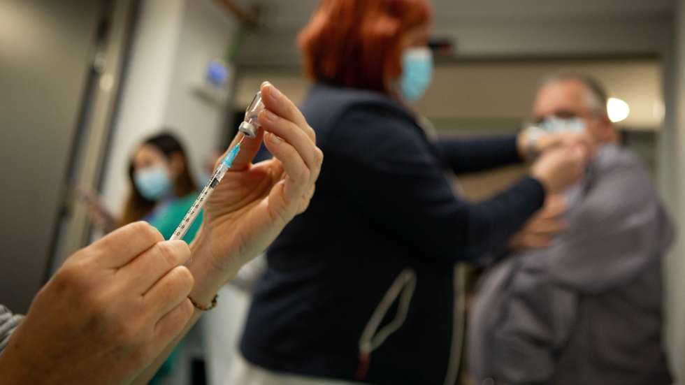 epa08936870 A health worker prepares a COVID-19 vaccine dose as Vall d'Hebron Hospital's workers are vaccinated, in Barcelona, Spain, 14 January 2021. Catalan regional Government analyses if the restrictive measures to deal with the coronavirus outbreak continues as Catalonia recorded new 4,473 COVID-19 cases and 122 casualties in last 24 hours.  EPA/Enric Fontcuberta