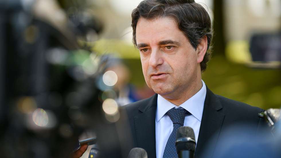 O presidente da Câmara Municipal de Braga, Ricardo Rio, fala aos jornalistas durante o protesto dos 150 restaurantes de Braga, reunidos na URBAC19 - União de Restaurantes de Apoio à covid-19, "contra as medidas inócuas" propostas para o setor, empresas que representam 1500 trabalhadores na região e promovem uma entrega simbólica de chaves dos restaurantes, numa demonstração de "impotência e vontade de deixar nas mãos dos governantes a responsabilidade do cumprimento das [nossas] obrigações", em Braga, 06 de maio de 2020. HUGO DELGADO/LUSA