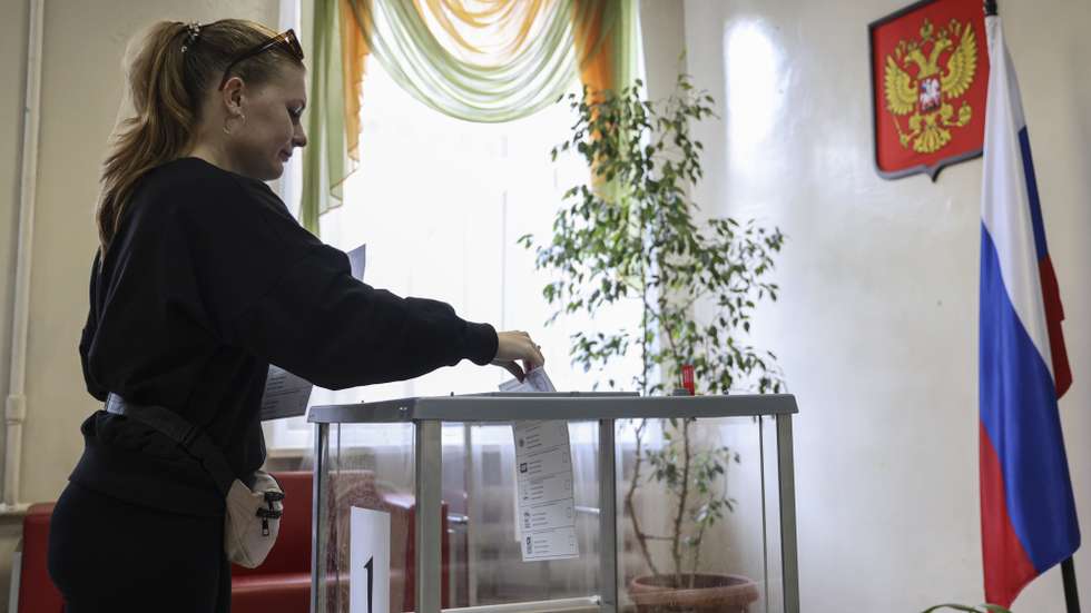 epa10850135 A woman casts her ballot at a polling station during the local elections in Donetsk, Russian-controlled Ukraine, 09 September 2023. Ukraine's Ministry of Foreign Affairs on 08 September released a statement saying that the 'so-called elections in the temporarily occupied territories are null and void'. Elections of various levels are held in Russia from 08 to 10 September 2023. The Central Election Commission of Russia has extended the elections in Ukraine's self-proclaimed Donetsk People's Republic, Luhansk, Zaporizhzhia and Kherson regions.  EPA/STRINGER