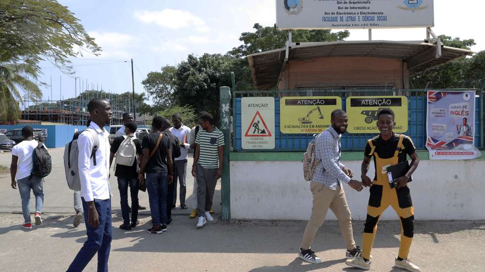 Estudantes angolanos do ensino superior na Faculdade de Ciências Sociais da Universidade Agostinho Neto em Luanda, Angola, 29 de maio de 2023. Os alunos mostraram-se hoje satisfeitos pelo retorno às aulas, depois de período longo de paralisação, que exigirá da sua parte esforço maior para reterem o semestre em um mês, apelando entendimento entre as partes. Os professores do ensino superior público retomaram as aulas na sexta-feira, três meses depois de uma greve, iniciada em fevereiro, para reivindicar melhores salários, condições de trabalho e do ensino no país. AMPE ROGÉRIO/LUSA