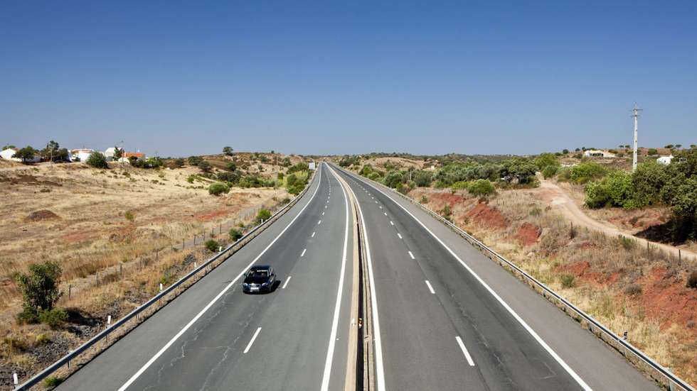A A2 é a principal via de ligação entre Lisboa e o Algarve, muito utilizada durante os meses de férias no verão