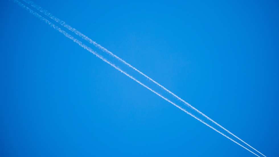 epaselect epa09789324 A plane leaves vapor trails in the blue sky as it flies over Frankfurt, Germany, 27 February 2022 (illustration with unidentified plane). Germany, along with other European states, imposed an airspace ban for Russian aircrafts with effect from 27 February 2022 as part of immediate sanctions against Russia following the invasion of Ukraine on 24 February.  EPA/CONSTANTN ZINN