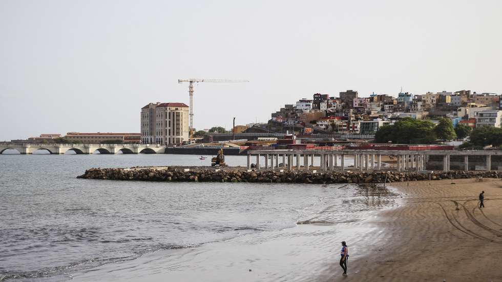 O Governo cabo-verdiano admite que a pandemia de covid-19 deverá atrasar a conclusão do hotel-casino que o grupo Macau Legend está a construir na Praia, mas acredita que o investimento, de 250 milhões de euros, não está em causa, Praia, em Cabo Verde, 5 de agosto de 2020. Em 2015, David Chow assinou com o Governo cabo-verdiano um acordo para a construção do empreendimento, tendo sido lançada a primeira pedra do projeto em fevereiro de 2016. Trata-se do maior empreendimento turístico de Cabo Verde, com um investimento global previsto de 250 milhões de euros - cerca de 15% do Produto Interno Bruto (PIB) cabo-verdiano - para a construção de uma estância turística no ilhéu de Santa Maria, que cobrirá uma área de 152.700 metros quadrados, inaugurando a indústria de jogo no arquipélago. (ACOMPANHA TEXTO DE 10 DE AGOSTO DE 2020). FERNANDO DE PINA / LUSA