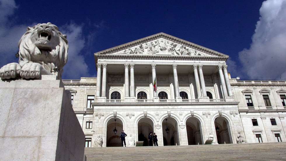 Os restantes deputados participarão por videoconferência a partir dos respetivos gabinetes na Assembleia da República