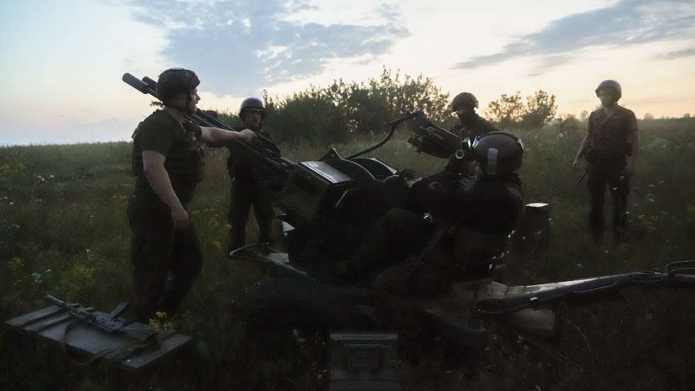 epa10113590 Ukrainian servicemen prepare to shoot from an anti-aircraft twin-barreled autocannon Zu-23-2 on a front line in Kharkiv's area, Ukraine, early morning on 10 August 2022 amid Russia's military invasion. Russian troops on 24 February entered Ukrainian territory, starting a conflict that has provoked destruction and a humanitarian crisis.  EPA/VASILIY ZHLOBSKY