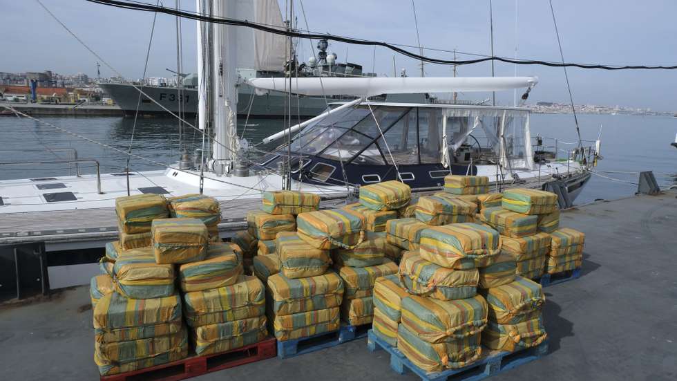 Conferência de imprensa da apresentação dos resultados da operação &quot;Maré Branca”, no âmbito do combate ao tráfico transcontinental de estupefacientes por via marítima, na base naval do Alfeite, em Almada, 18 de outubro de 2021. A Polícia Judiciária, através da Unidade Nacional de Combate ao Tráfico de Estupefacientes, numa operação conjunta com a Unidad de Drogas y Crimen Organizado do Cuerpo Nacional de Polícia de Espanha e com a participação da Marinha e da Força Aérea, desenvolveu, nos últimos dias, uma operação para intercetar uma embarcação onde foram apreendidos um total de 183 fardos de cocaína com um peso bruto total estimado que ascende a cerca de 5,2 toneladas, tratando-se da maior apreensão deste tipo de estupefaciente realizada em Portugal nos últimos 15 anos e uma das maiores realizadas em toda a Europa. RUI MINDERICO/LUSA