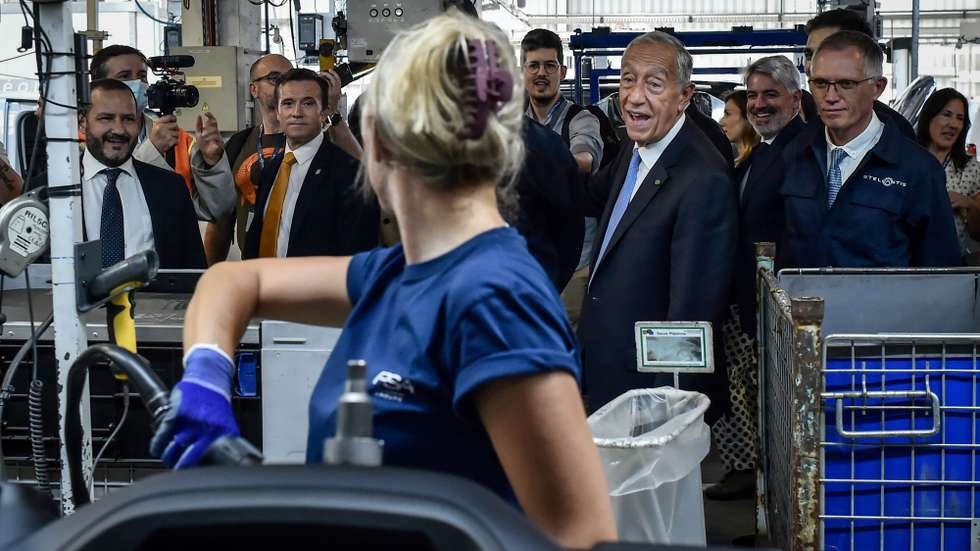 O Presidente da República, Marcelo Rebelo de Sousa (C-D), acompanhado pelo CEO da Stellantis Mangualde, Carlos Tavares (D), durante uma visita às instalações no âmbito da comemoração dos 60 anos da empresa, Mangualde, 7 de julho de 2022. NUNO ANDRÉ FERREIRA/LUSA