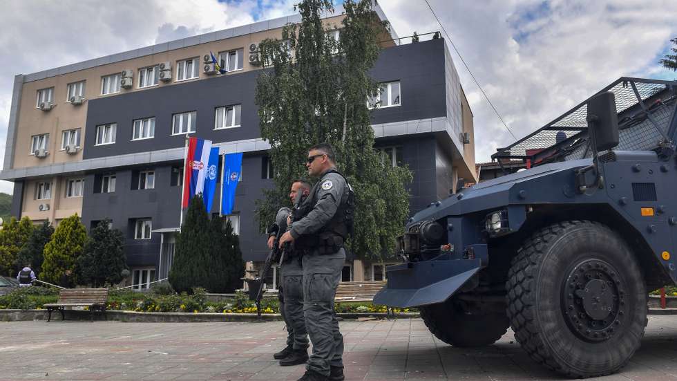 epa10657346 Kosovar police officers secure the building of the municipality in Leposavic, Kosovo, 27 May 2023. At least ten people were injured in violence between Kosovo police and Serbs in the town of Zvecan on 26 May, as protesters gathered outside state buildings while Albanian mayors were heading to assume office.  EPA/GEORGI LICOVSKI