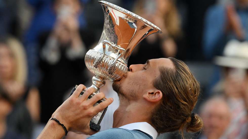 epa11353762 Alexander Zverev of Germany poses with his trophy after winning his men's singles final match against Nicolas Jarry of Chile at the Italian Open tennis tournament in Rome, Italy, 19 May 2024.  EPA/ETTORE FERRARI