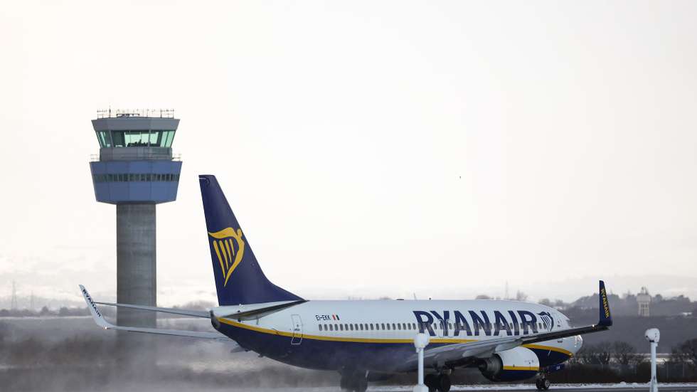 epa11811083 A Boeing 737 of Ryanair takes off from Liverpool John Lennon airport after flights had earlier been delayed and cancelled as snow fell in Liverpool, Britain, 07 January 2025. The Met Office has issued further yellow warnings for snow and ice across Northern Ireland and the west coast of Britain after heavy snowfall and rain caused widespread travel disruption and flooding.  EPA/ADAM VAUGHAN