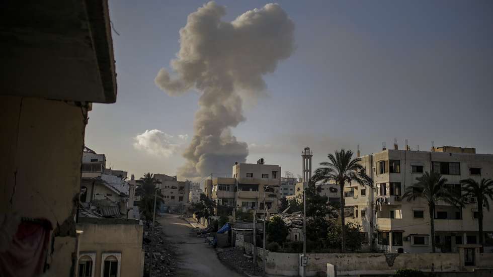 epa12400288 Smoke rises following an Israeli airstrike on Gaza City, 23 September 2025. More than 65,300 Palestinians have been killed in the Gaza Strip since October 2023, according to the Palestinian Ministry of Health, and about 1,200 Israelis have been killed since the launch of an Israeli military campaign in response to a cross-border attack by Hamas on 07 October 2023.  EPA/MOHAMMED SABER