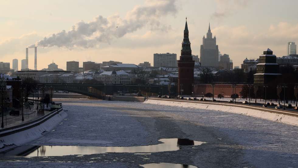 epa12682678 A view of the partly frozen River Moskwa, backdropped by the Kremlin during a frosty day in Moscow, Russia, 26 January 2026.  EPA/MAXIM SHIPENKOV