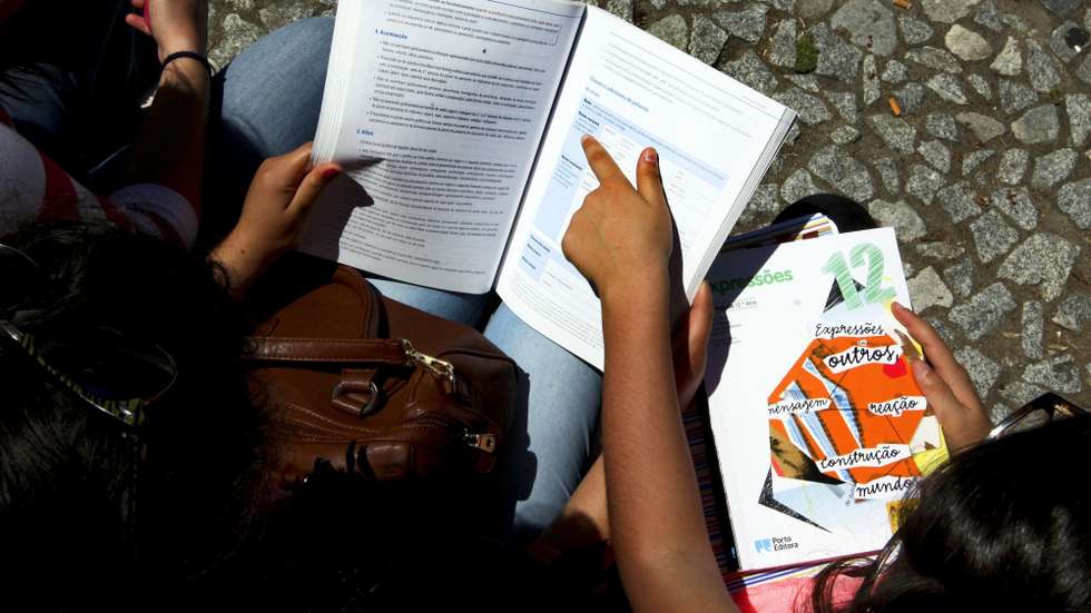 Em causa está a contratualização de 1.036 vagas em cursos de profissionalização em serviço