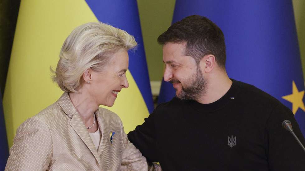 epaselect epa10957222 Ukraine's President Volodymyr Zelensky (R) and President of the European Commission Ursula von der Leyen (L) react as they address a joint press conference following their meeting in Kyiv, Ukraine, 04 November 2023. Von der Leyen arrived in Kyiv to meet with top Ukrainian officials amid the Russian invasion.  EPA/SERGEY DOLZHENKO 33483