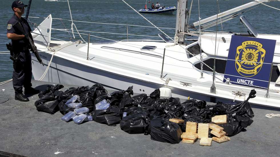 Os três tripulantes detidos tinham idades compreendidas entre os 34 e 41 anos