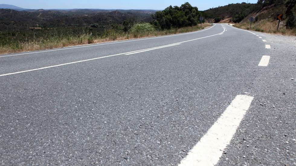 Estrada nacional 120 que a autarquia de Lagos considera insuficiente para servir o litoral algarvio entre Lagos e Sines e exige que o IP4, reivindicada há mais de 20 anos pelos concelhos da Costa Vicentina e do Sudoeste Alentejano, seja finalmente construida, Lagos, 6 de julho de 2011. (ACOMPANHA TEXTO) LUIS FORRA/ LUSA