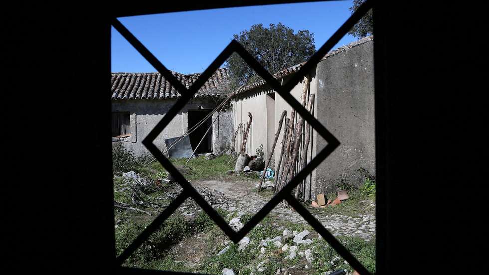 AT afirma que não se pode beneficiar da isenção de IMT quando se é proprietário de um prédio considerado habitacional, mesmo que esteja em ruínas