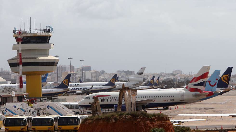 Pista do aeroporto internacional de Faro, encontra-se lotada de  aviões que esperam que a nuvem provocada  pelo vulcao,  Eyjafjllajokull da Islândia, passe e tenham luz verde para tornar a voar, 18 de abril de 2010.   LUIS FORRA/LUSA