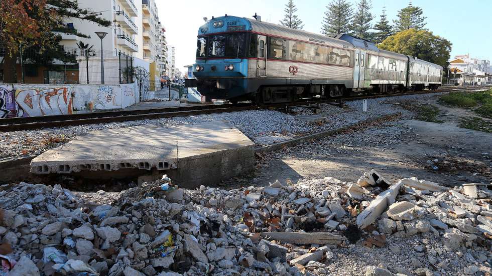 Os moradores da cidade de Olhão contestam o encerramento da passagem de nível pedonal por parte da empresa REFER, localizada junto à estação de comboios da cidade, e sobre a passagem  inferior da avenida Dr. Bernardino da Silva. A empresa alega que a adoção desta medida visa "a segurnça dos utilizadores". Olhão 19 de Janeiro de 2015. A REFER tem intervindo em várias passagens de nível da Linha do Algarve, nomeadamente com a automatização, recente, de quatro atravessamentos no concelho de Olhão, ( ACOMPANHA TEXTO ) LUÍS FORRA/LUSA